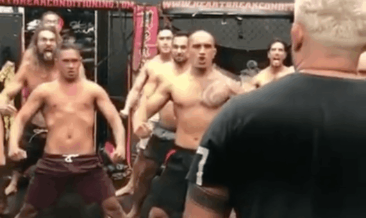En plein training camp, Mark Hunt fait un haka avec Jason Momoa