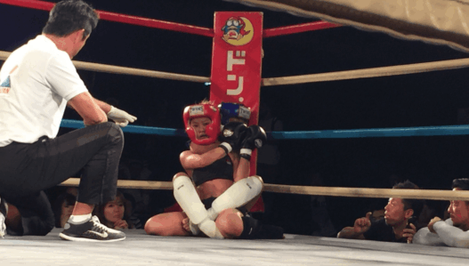 Momo, 12 ans, remporte ses débuts MMA par étranglement