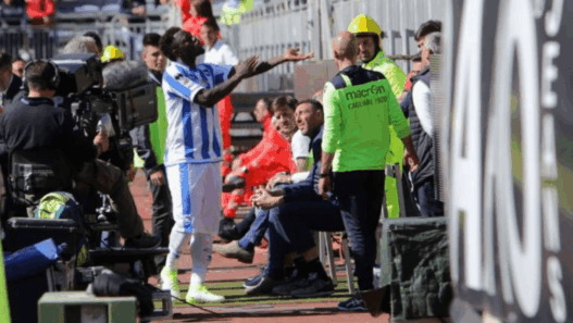 Muntari donne son maillot à un jeune supporter qui venait de l’insulter