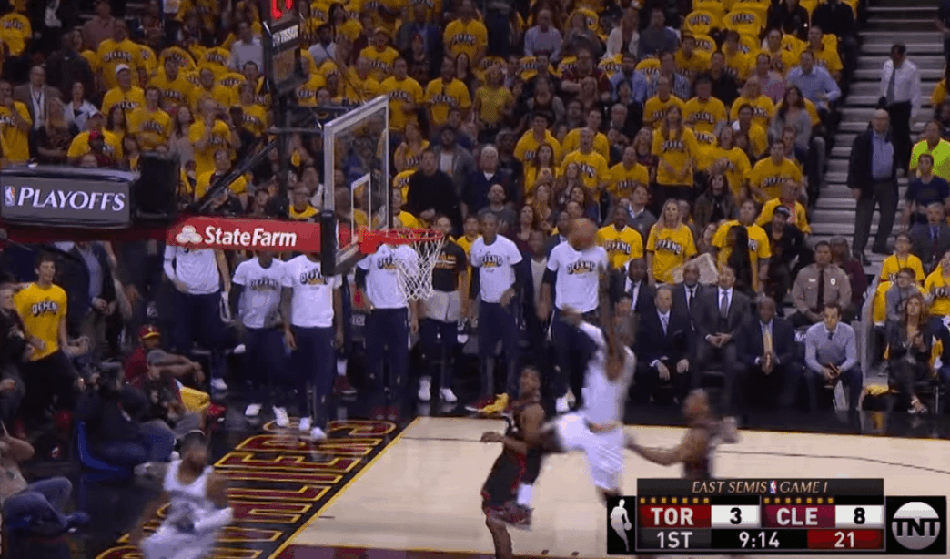 Le alley-oop fou contre la planche entre Kyrie Irving et LeBron James