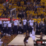 Le alley-oop fou contre la planche entre Kyrie Irving et LeBron James