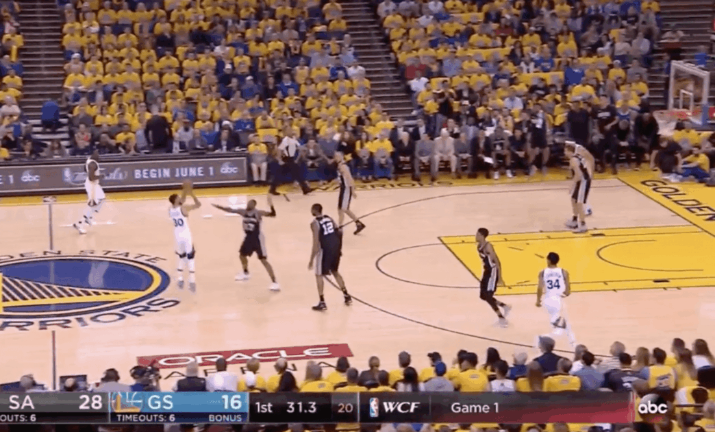 Le airball sur la tentative de trois-points lointain de Stephen Curry