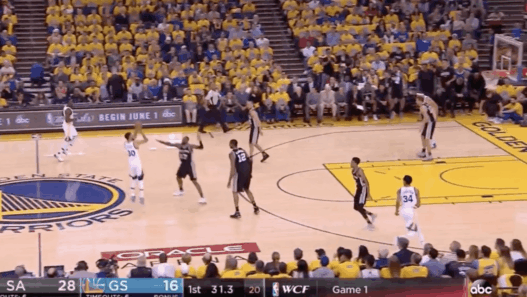 Le airball sur la tentative de trois-points lointain de Stephen Curry