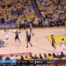 Le airball sur la tentative de trois-points lointain de Stephen Curry