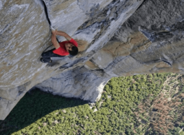 Alex Honnold devient le premier à escalader El Capitan en solo intégral