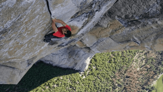 Alex Honnold devient le premier à escalader El Capitan en solo intégral