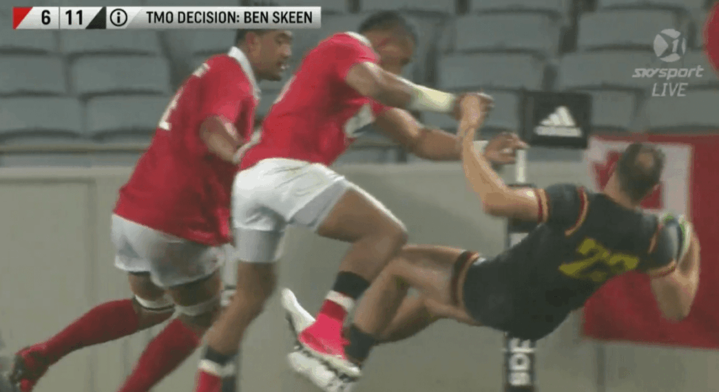 Cory Allen se prend une énorme charge par David Halaifonua