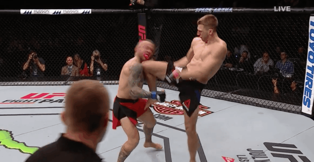 Dan Hooker claque l’un des KOs de l’année contre Ross Pearson