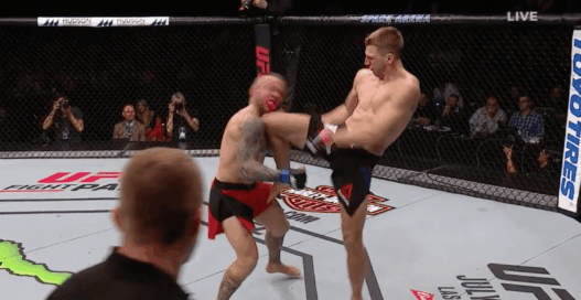Dan Hooker claque l’un des KOs de l’année contre Ross Pearson