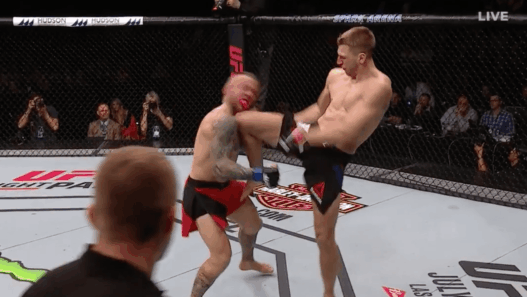 Dan Hooker claque l’un des KOs de l’année contre Ross Pearson