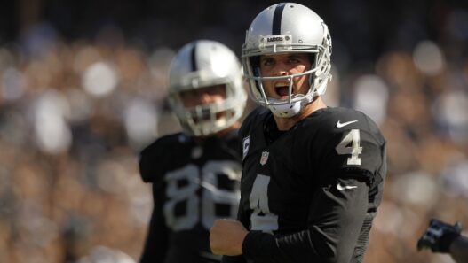 Les Oakland Raiders offrent le plus gros contrat de l’histoire à Derek Carr