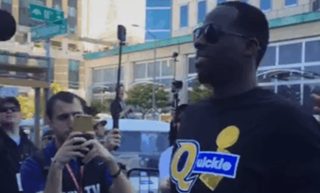 Draymond Green ne peut pas s’empêcher de troller les Cavaliers pendant la parade