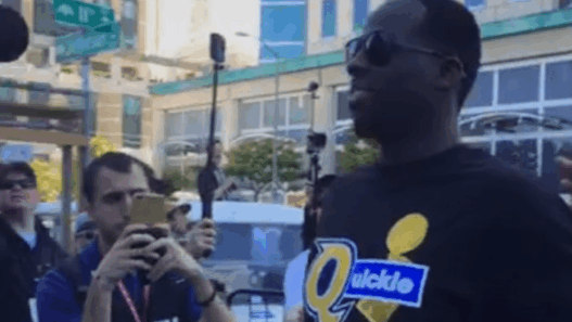 Draymond Green ne peut pas s’empêcher de troller les Cavaliers pendant la parade