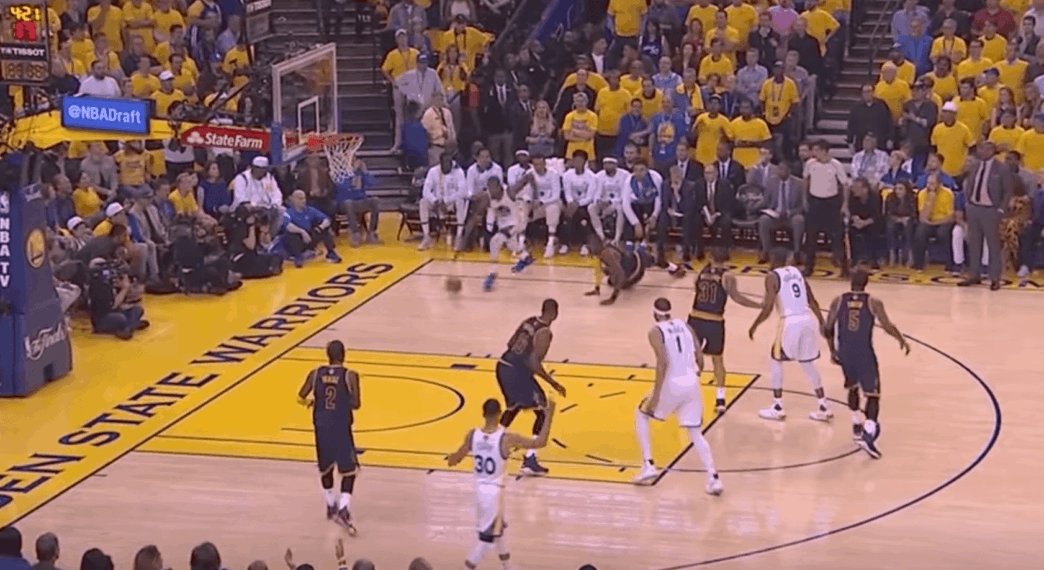 Kevin Durant envoie LeBron James sur les fesses