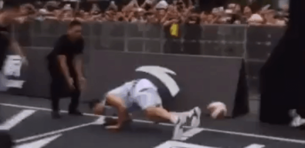 Klay Thompson tente un dunk à 360°, se rate et tombe…