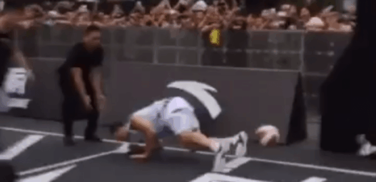 Klay Thompson tente un dunk à 360°, se rate et tombe…