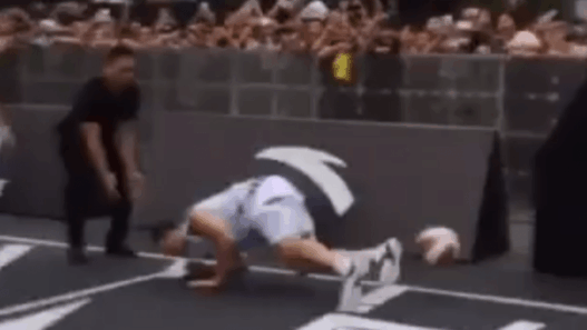 Klay Thompson tente un dunk à 360°, se rate et tombe…