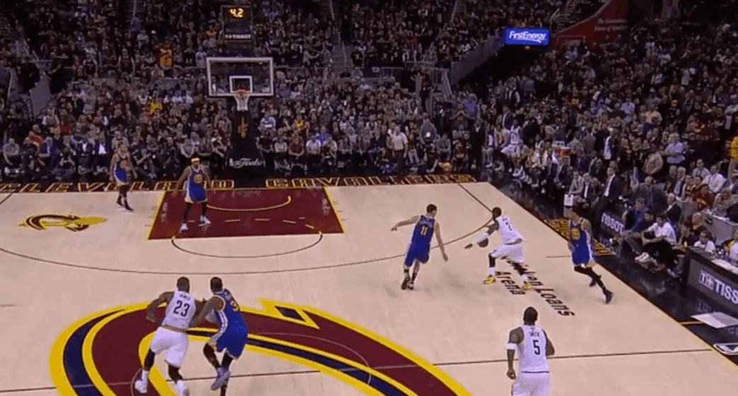 Le buzzer beater fou de Kyrie Irving à la mi-temps du Game 3