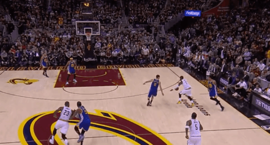 Le buzzer beater fou de Kyrie Irving à la mi-temps du Game 3