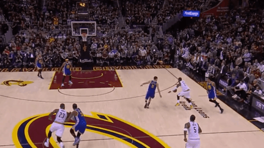 Le buzzer beater fou de Kyrie Irving à la mi-temps du Game 3