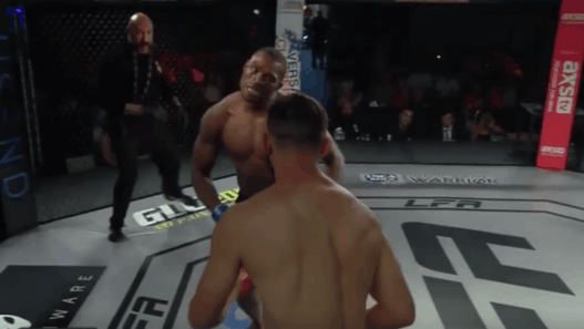 LFA13 - Il chambre son adversaire et se fait mettre KO