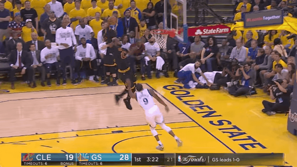 LeBron James dunke sur Iguodala, Neymar et Lewis Hamilton n’en reviennent pas