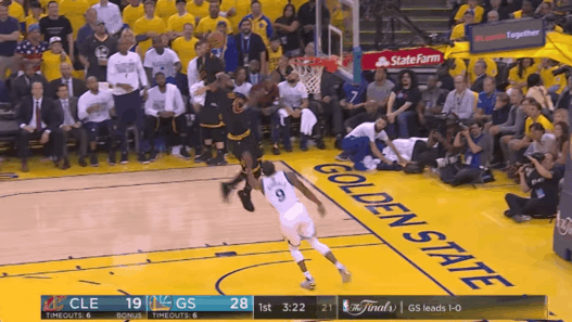 LeBron James dunke sur Iguodala, Neymar et Lewis Hamilton n’en reviennent pas