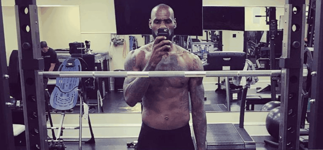 LeBron James de retour à la salle, rasé et déchaîné