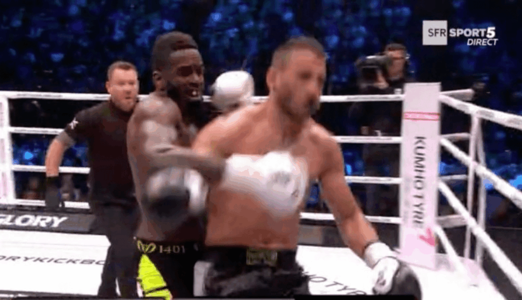 Murthel Groenhart met son adversaire KO puis se fait attaquer par un fan