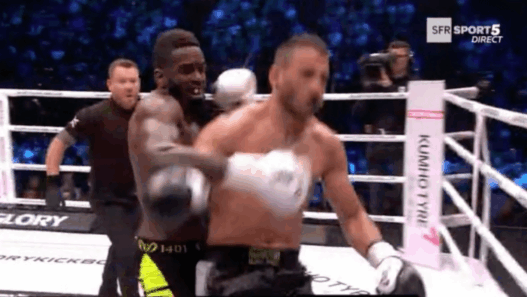 Murthel Groenhart met son adversaire KO puis se fait attaquer par un fan