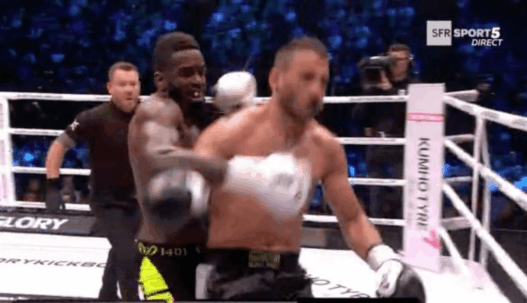 Murthel Groenhart met son adversaire KO puis se fait attaquer par un fan