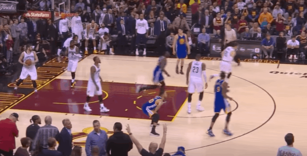 La célébration de Stephen Curry après le trois-points de Kevin Durant