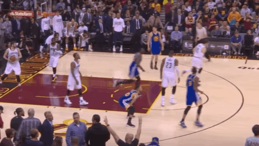 La célébration de Stephen Curry après le trois-points de Kevin Durant