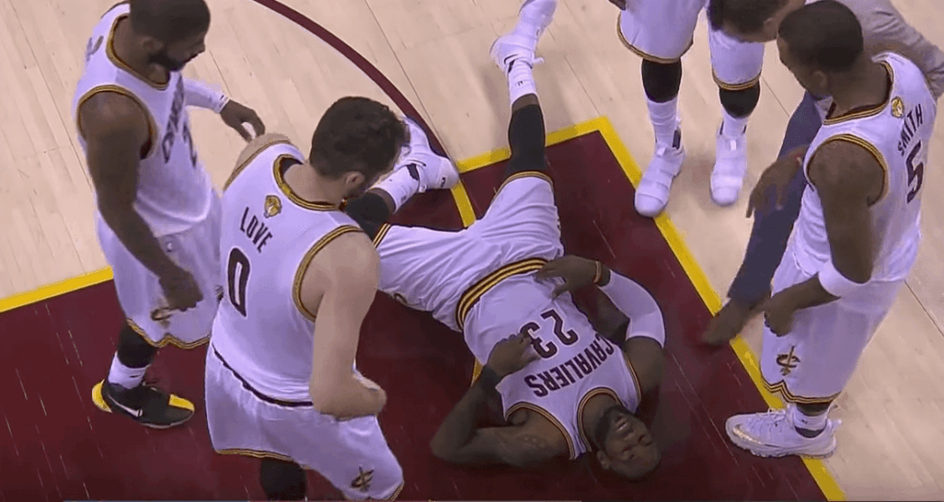 Tristan Thompson a mis KO LeBron James