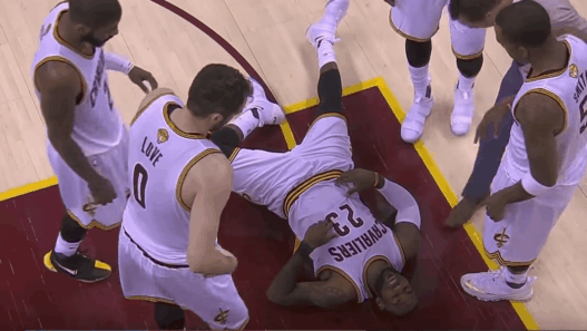 Tristan Thompson a mis KO LeBron James