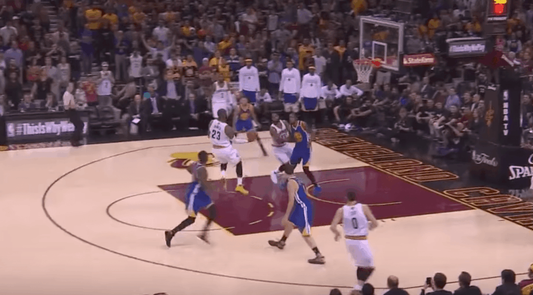Le alley-oop de LeBron James pour lui-même contre les Warriors !