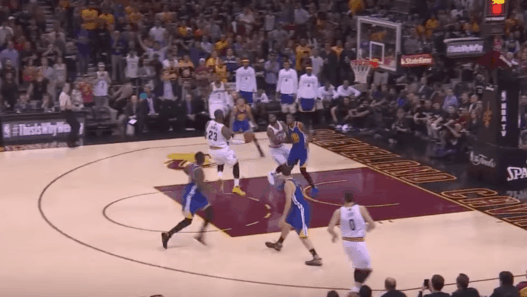 Le alley-oop de LeBron James pour lui-même contre les Warriors !