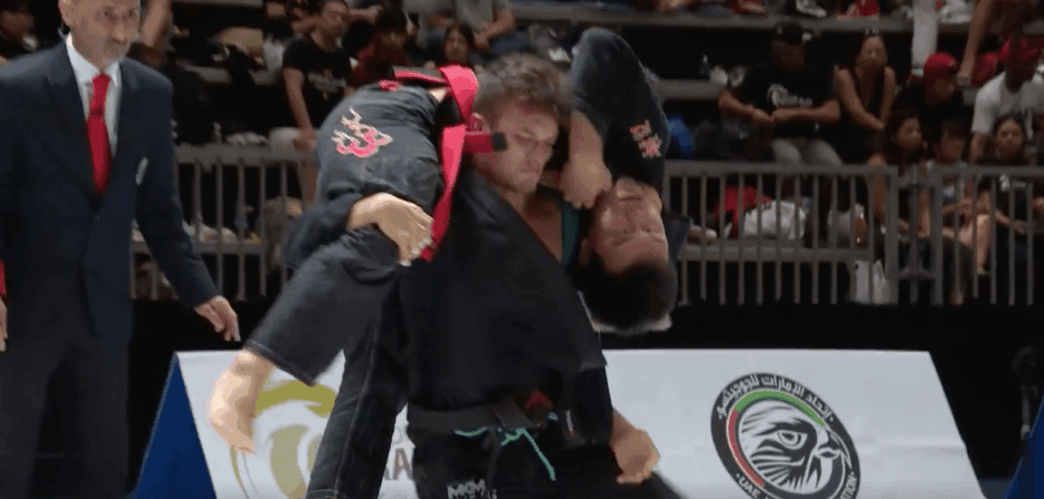 Alexandre Vieira s’impose avec une soumission complètement folle