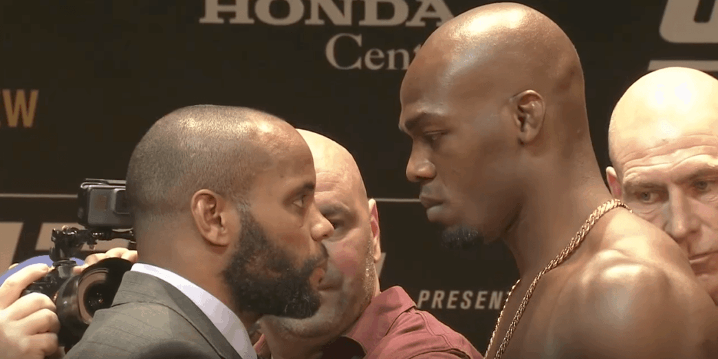 La tension monte entre Jon Jones et Daniel Cormier lors de la Conférence de Presse