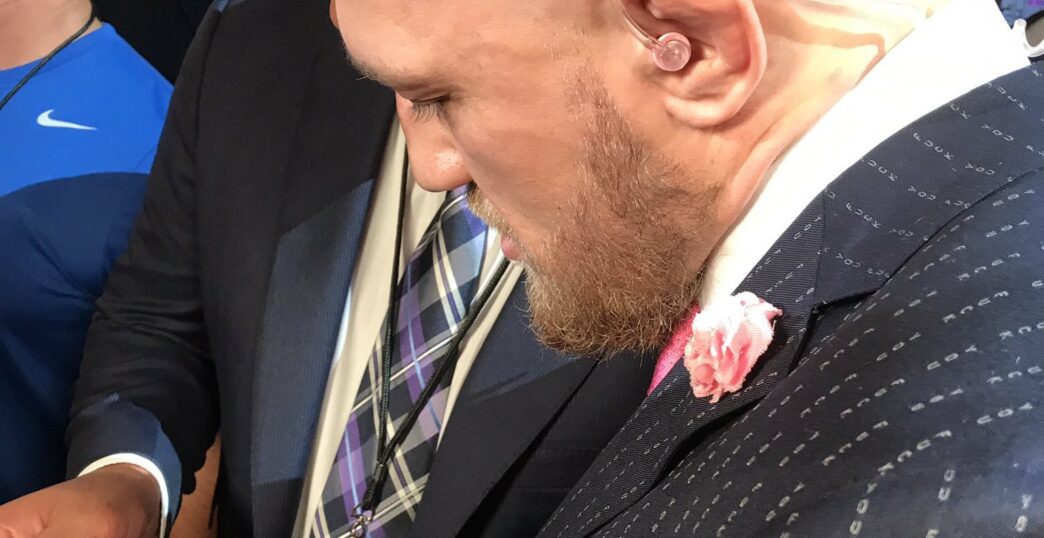 Le costume de Conor McGregor lors de la Conférence de Presse
