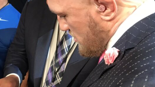 Le costume de Conor McGregor lors de la Conférence de Presse
