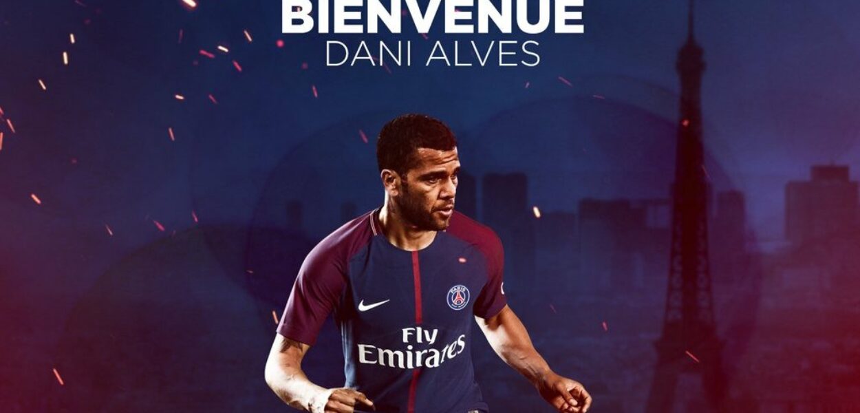 Dani Alves signe au Paris St-Germain