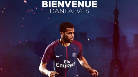 Dani Alves signe au Paris St-Germain