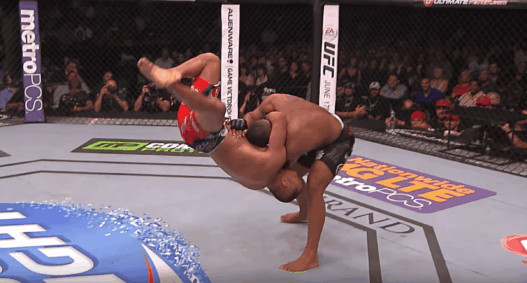 Quand Daniel Cormier jouait avec un Dan Henderson façon pantin désarticulé