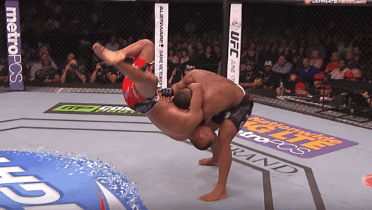 Quand Daniel Cormier jouait avec un Dan Henderson fa&ccedil;on pantin d&eacute;sarticul&eacute;