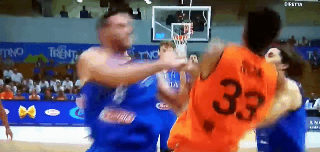 Danilo Gallinari se fracture le pouce en mettant une droite