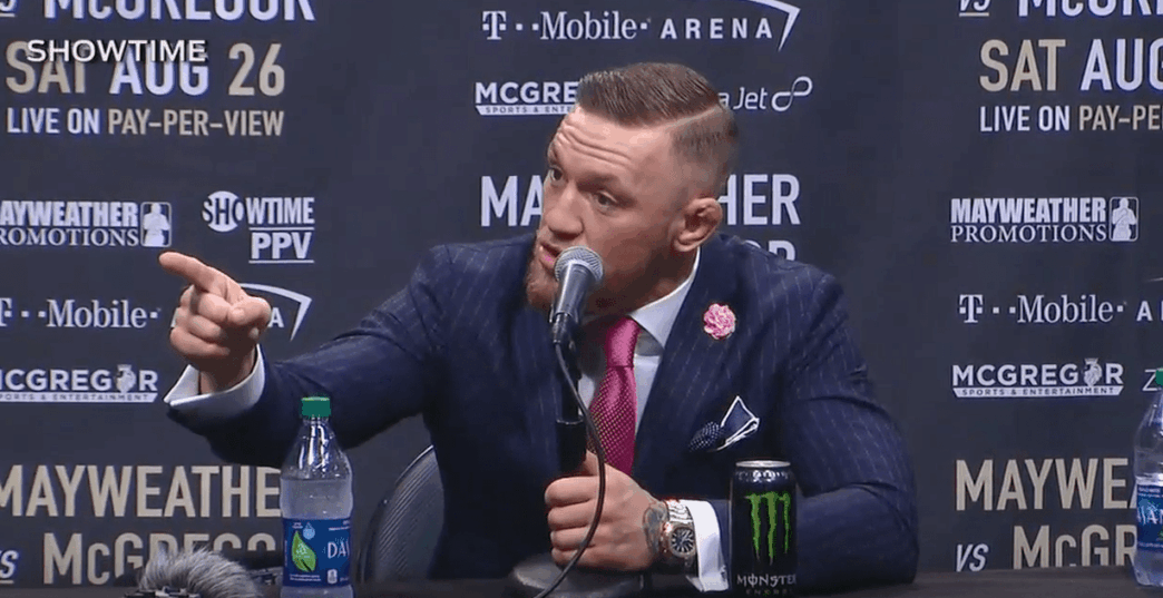 Le père de Floyd Mayweather arrive à la Conférence de Conor McGregor