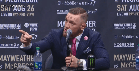 Le père de Floyd Mayweather arrive à la Conférence de Conor McGregor