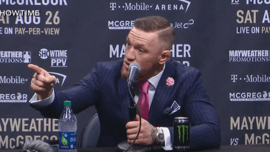 Le père de Floyd Mayweather arrive à la Conférence de Conor McGregor