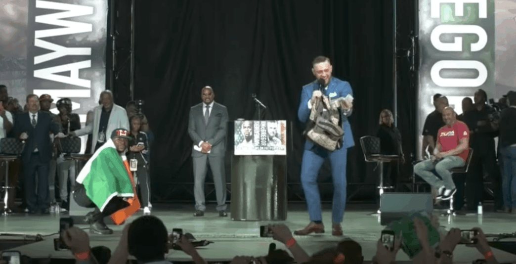 Floyd Mayweather prend le drapeau irlandais, McGregor chope son sac